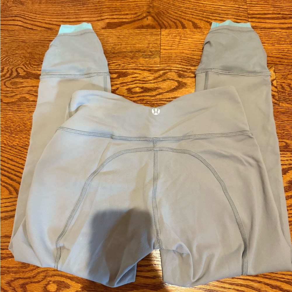 Lululemon women’s capri leggings in gray and light blue size 4